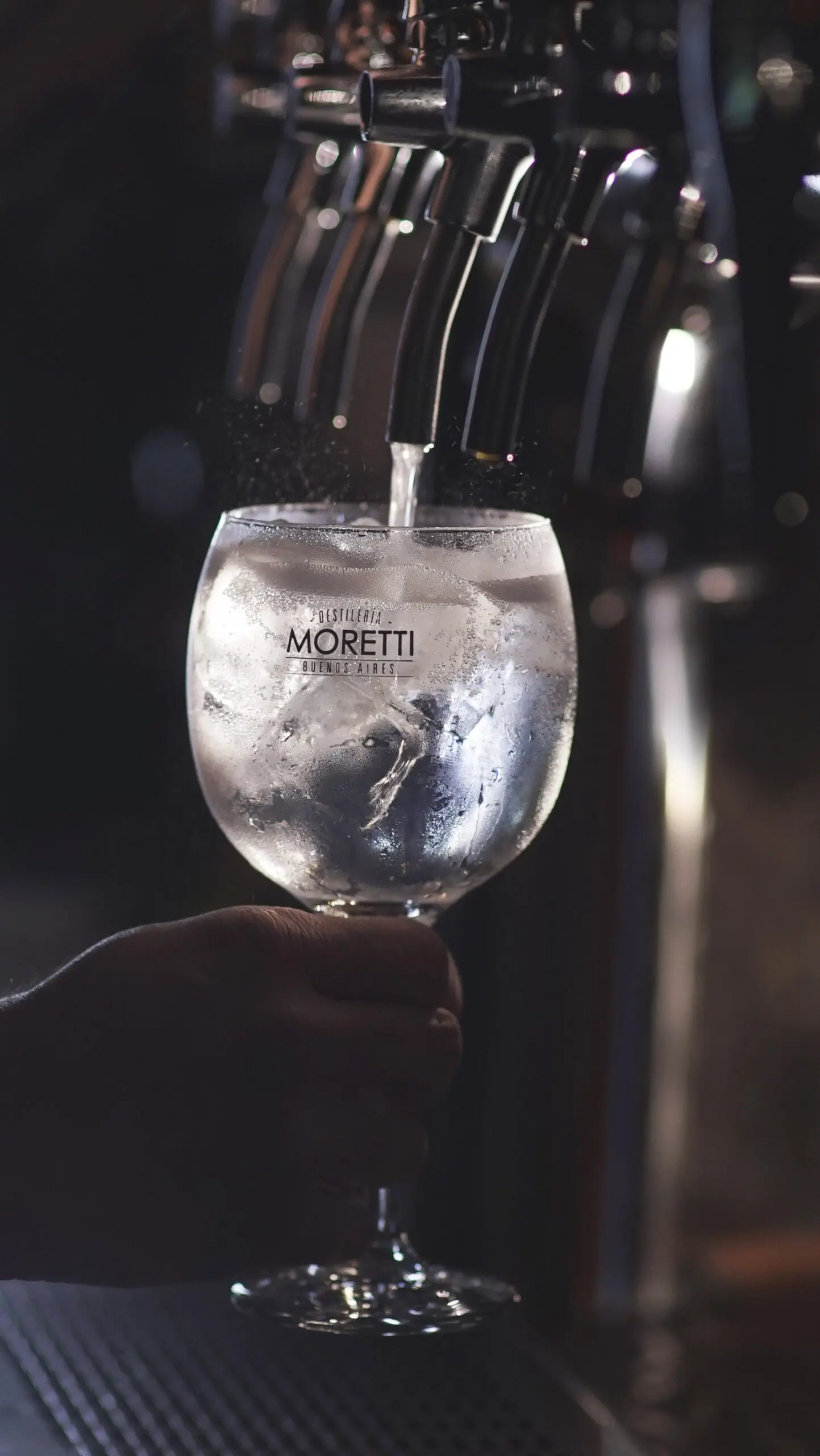 Gin tonic Moretti servido de canilla
