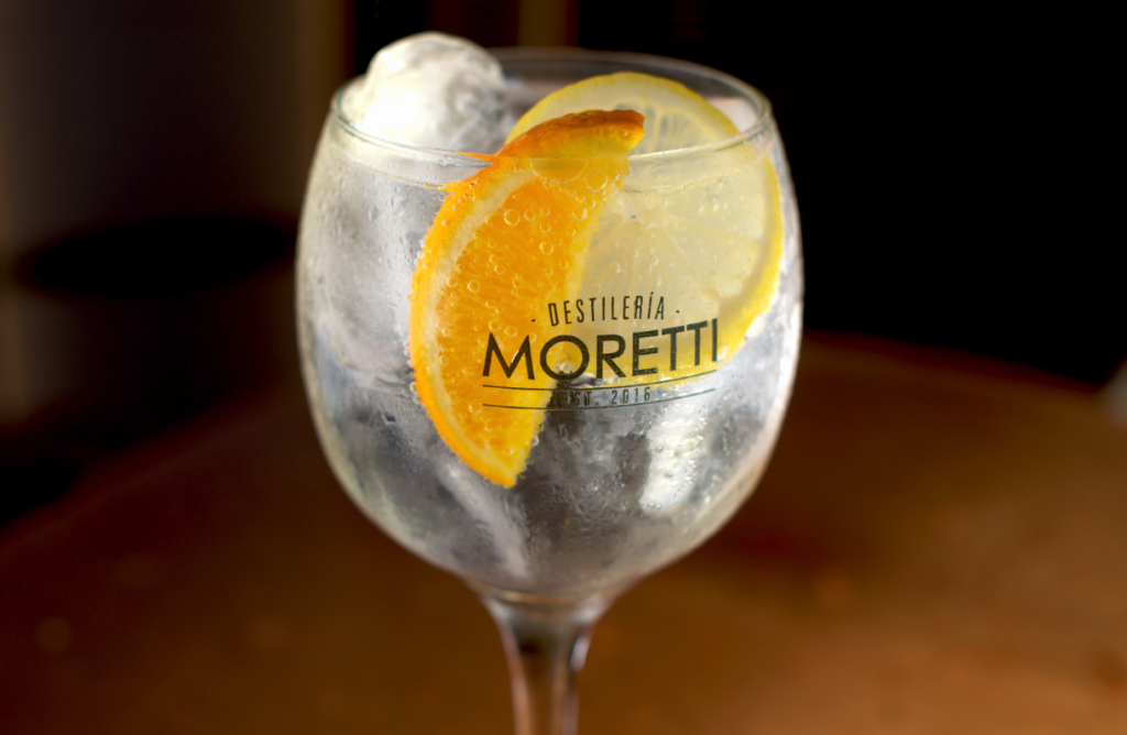 Destilería moretti copa gintonic naranja